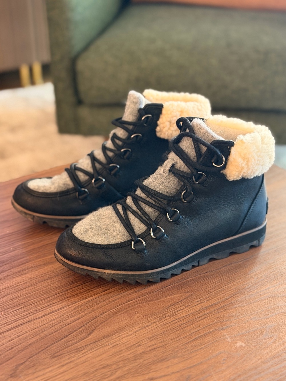 Women's Sorel Size 7 Harlow Lace Cozy Boot Black Leather W/ Shearling Collar